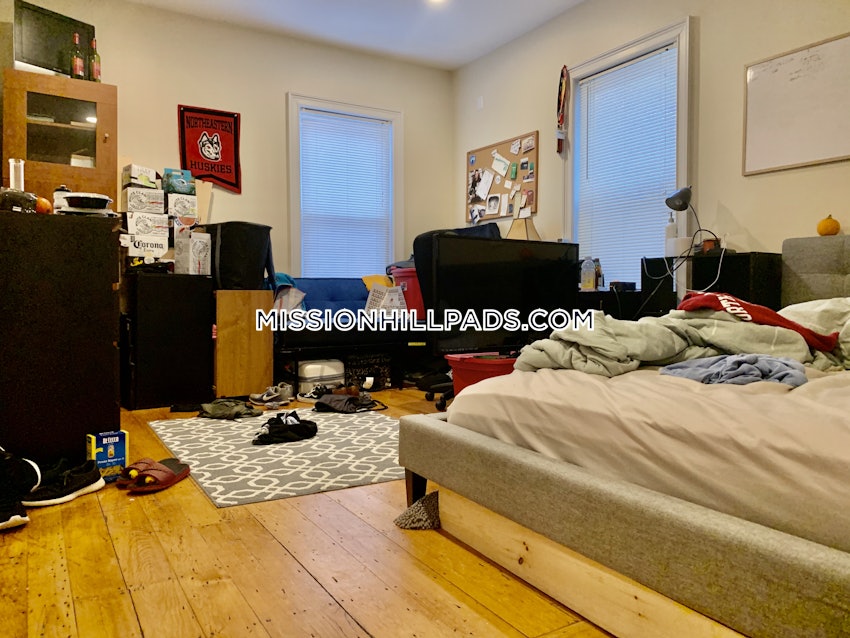 BOSTON - MISSION HILL - 3 Beds, 2 Baths - Image 4