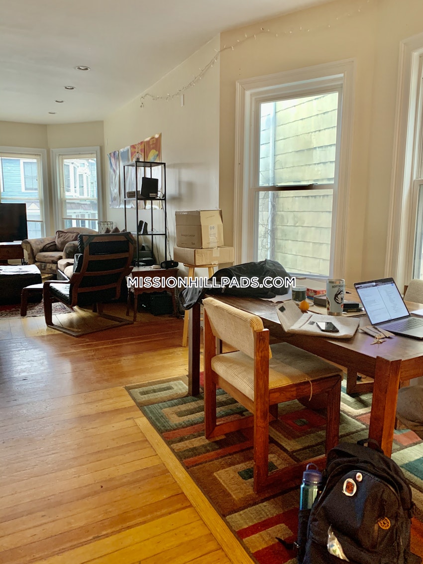 BOSTON - MISSION HILL - 3 Beds, 2 Baths - Image 5