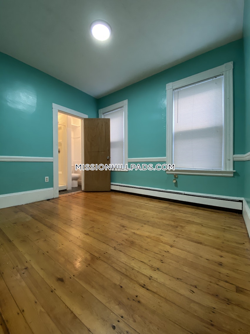 BOSTON - MISSION HILL - 4 Beds, 2 Baths - Image 20
