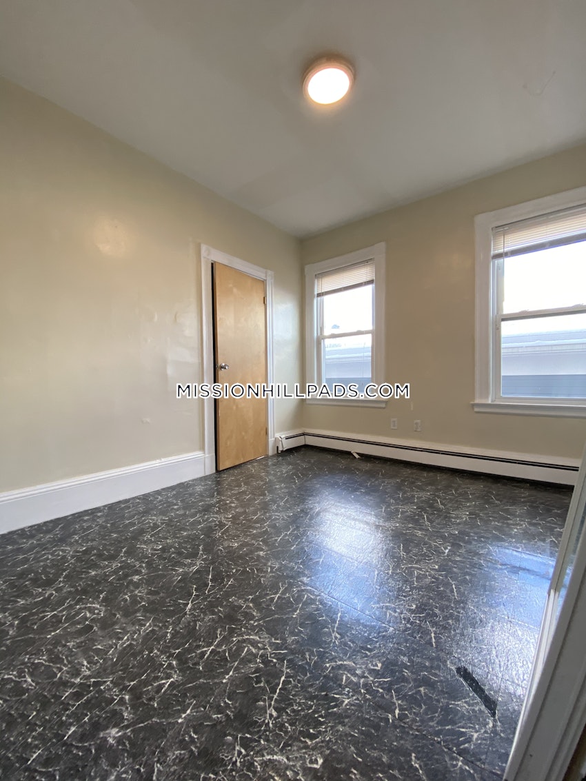 BOSTON - MISSION HILL - 4 Beds, 1.5 Baths - Image 78