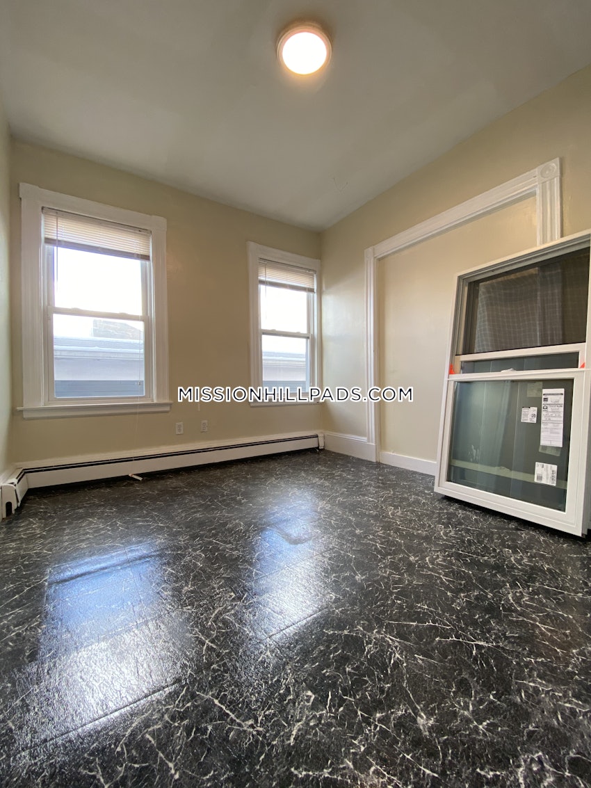 BOSTON - MISSION HILL - 4 Beds, 1.5 Baths - Image 77