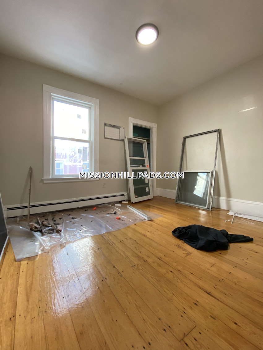 BOSTON - MISSION HILL - 4 Beds, 1.5 Baths - Image 76