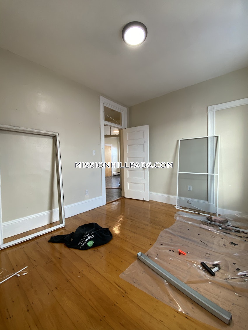 BOSTON - MISSION HILL - 4 Beds, 1.5 Baths - Image 75