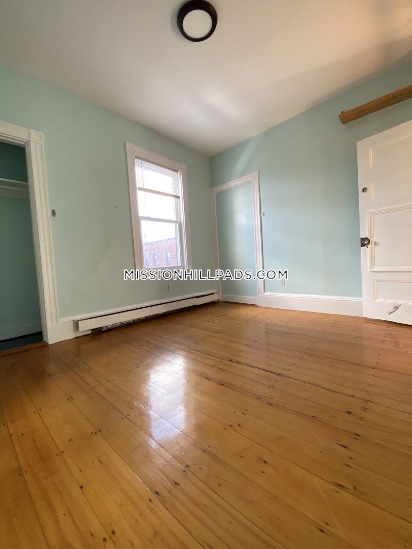 BOSTON - MISSION HILL - 4 Beds, 2 Baths - Image 18