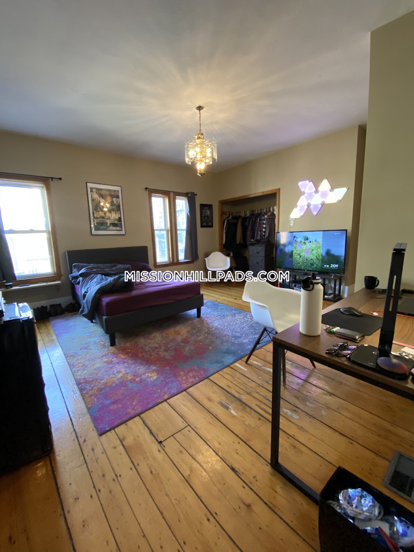 BOSTON - MISSION HILL - 6 Beds, 4 Baths - Image 9