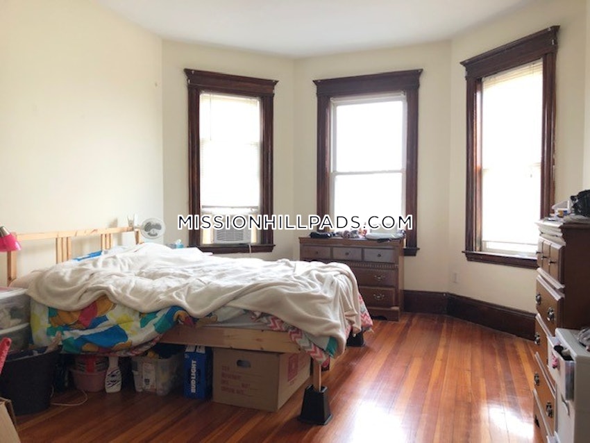 BOSTON - MISSION HILL - 5 Beds, 2 Baths - Image 26