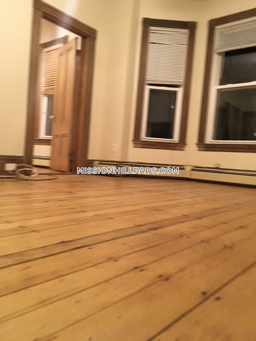 BOSTON - ROXBURY - 4 Beds, 1 Bath - Image 2