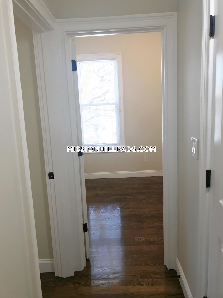 BOSTON - ROXBURY - 4 Beds, 1 Bath - Image 40