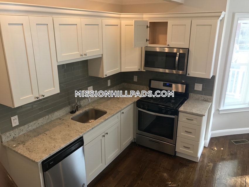 BOSTON - ROXBURY - 4 Beds, 1 Bath - Image 11