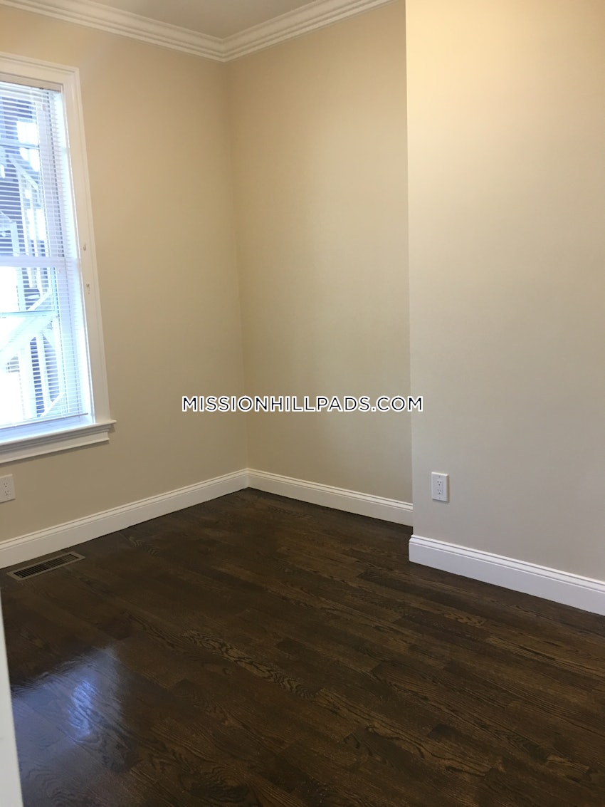 BOSTON - ROXBURY - 4 Beds, 1 Bath - Image 128