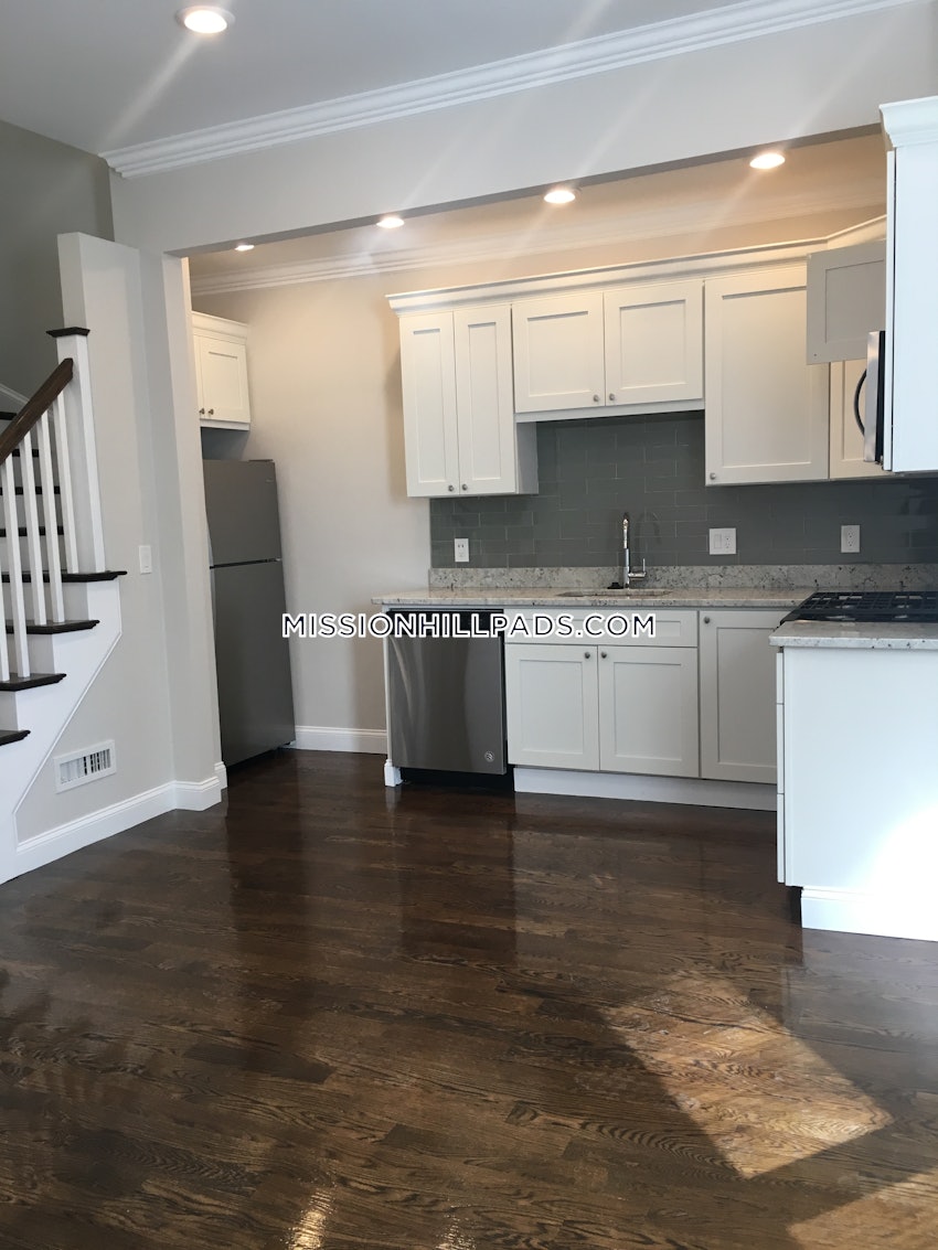 BOSTON - ROXBURY - 4 Beds, 1 Bath - Image 62