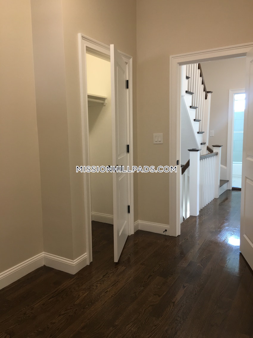 BOSTON - ROXBURY - 4 Beds, 1 Bath - Image 146