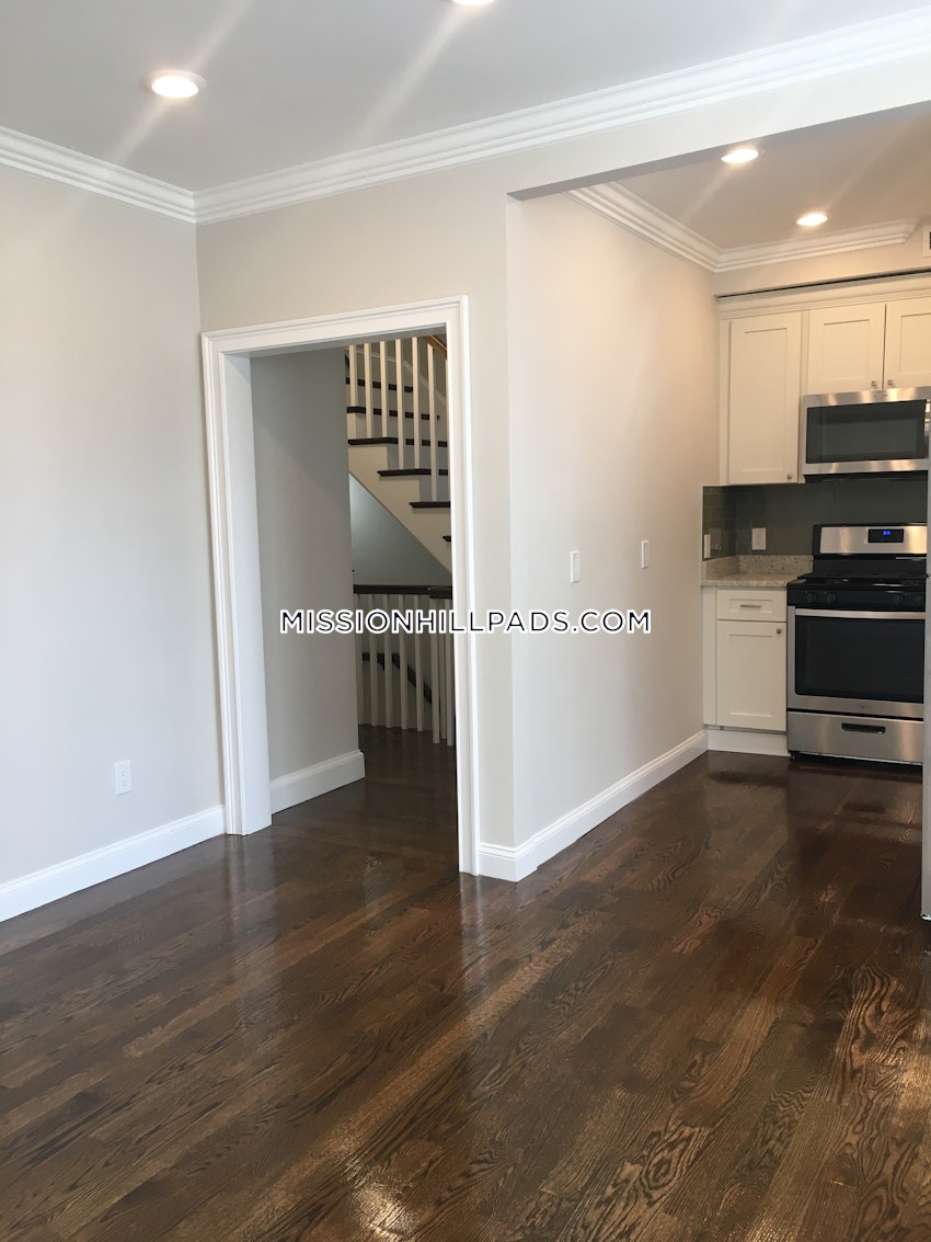 BOSTON - ROXBURY - 4 Beds, 1 Bath - Image 23