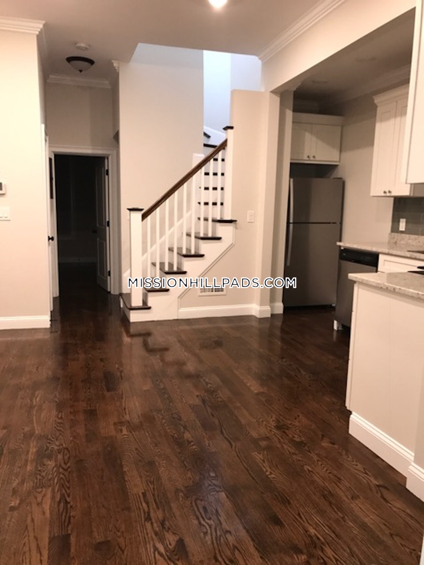 BOSTON - ROXBURY - 4 Beds, 1 Bath - Image 123