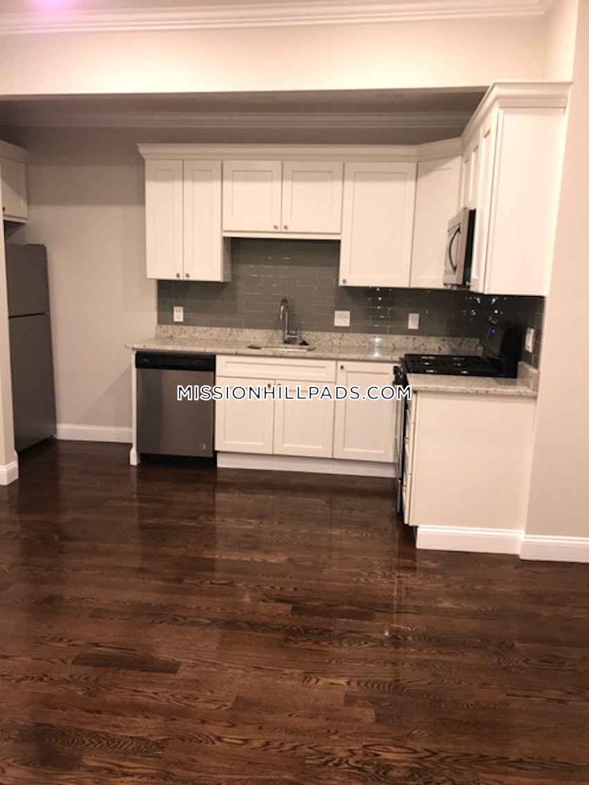 BOSTON - ROXBURY - 4 Beds, 1 Bath - Image 9