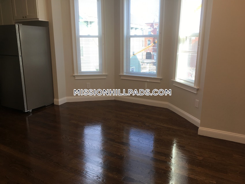 BOSTON - ROXBURY - 4 Beds, 1 Bath - Image 17