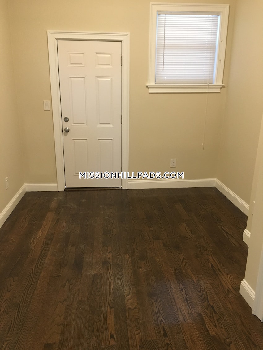 BOSTON - ROXBURY - 4 Beds, 1 Bath - Image 20