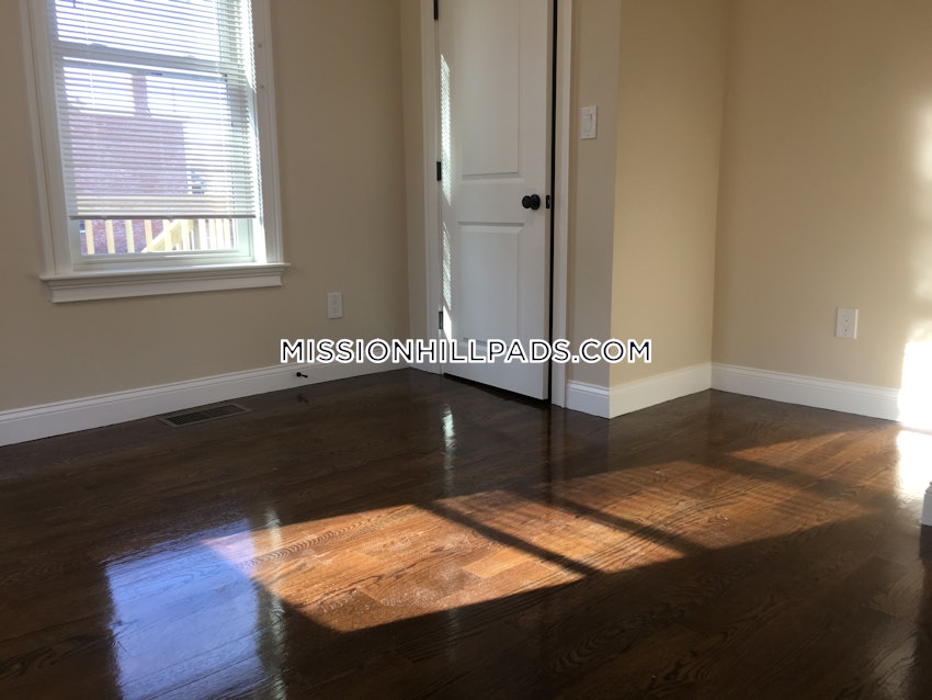 BOSTON - ROXBURY - 4 Beds, 1 Bath - Image 46