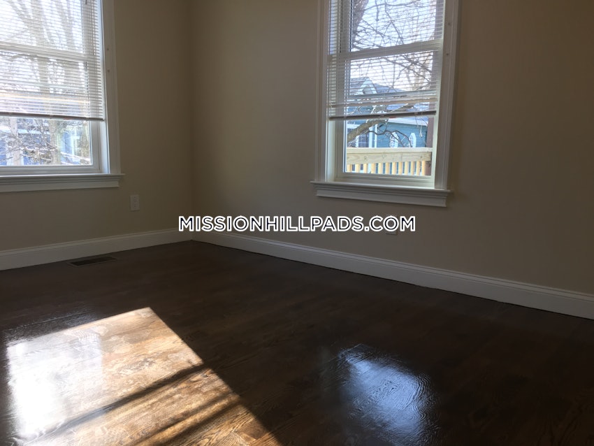 BOSTON - ROXBURY - 4 Beds, 1 Bath - Image 43