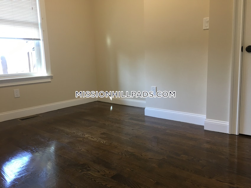 BOSTON - ROXBURY - 4 Beds, 1 Bath - Image 42