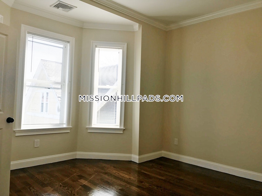 BOSTON - ROXBURY - 4 Beds, 1 Bath - Image 37