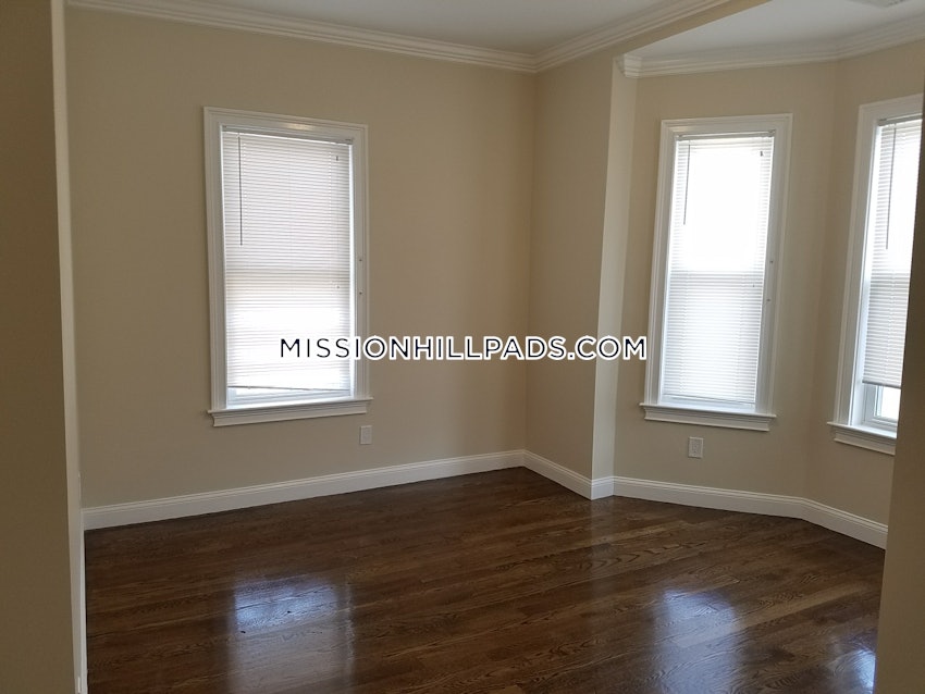 BOSTON - ROXBURY - 4 Beds, 1 Bath - Image 25