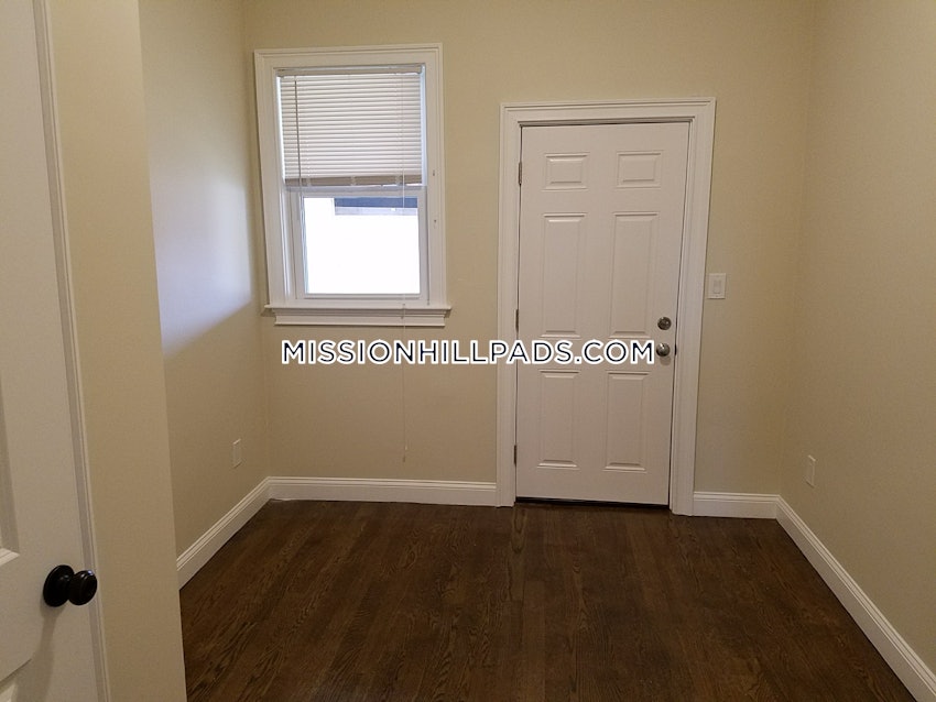 BOSTON - ROXBURY - 4 Beds, 1 Bath - Image 24