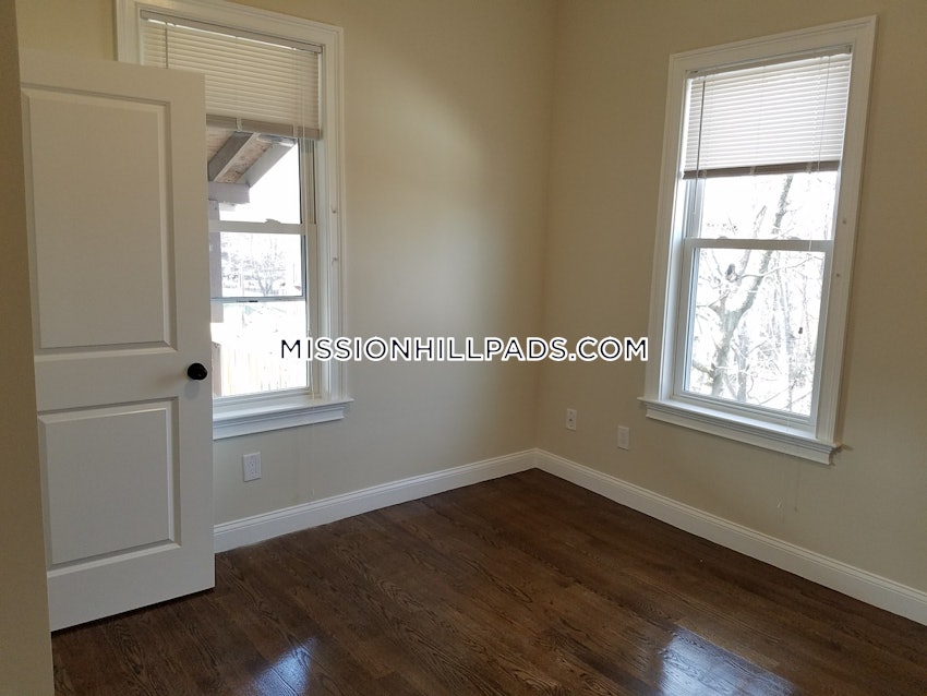 BOSTON - ROXBURY - 4 Beds, 1 Bath - Image 23