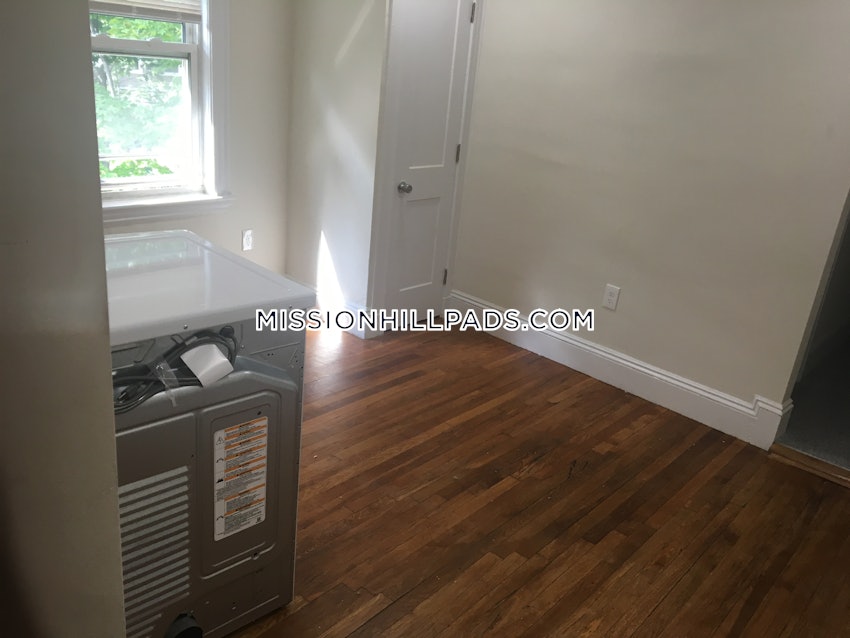 BOSTON - ROXBURY - 3 Beds, 1 Bath - Image 9