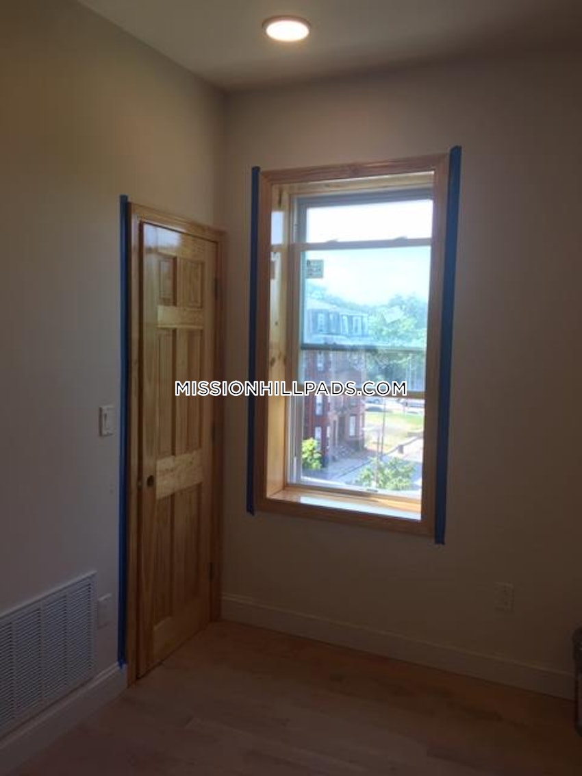 BOSTON - ROXBURY - 4 Beds, 2 Baths - Image 25