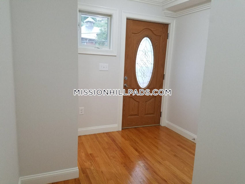 BOSTON - ROXBURY - 4 Beds, 2 Baths - Image 9