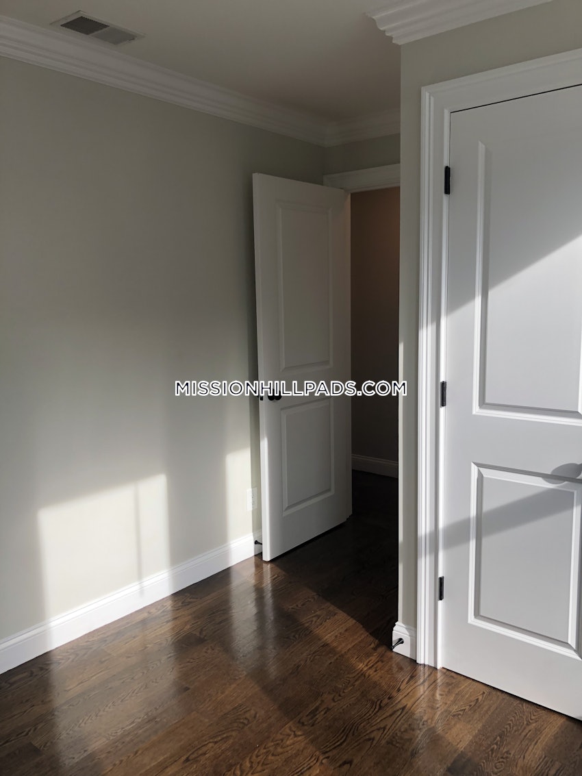 BOSTON - ROXBURY - 3 Beds, 1 Bath - Image 17