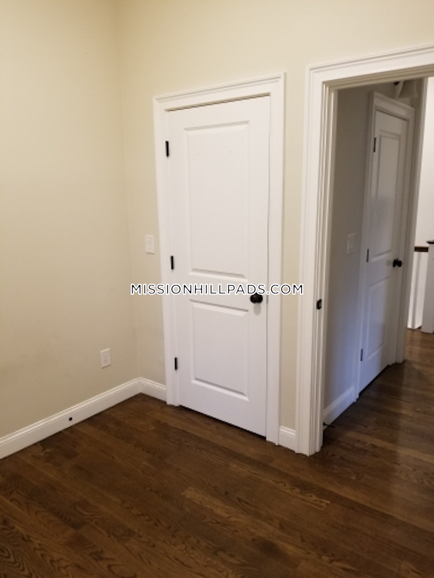 BOSTON - ROXBURY - 4 Beds, 1 Bath - Image 66