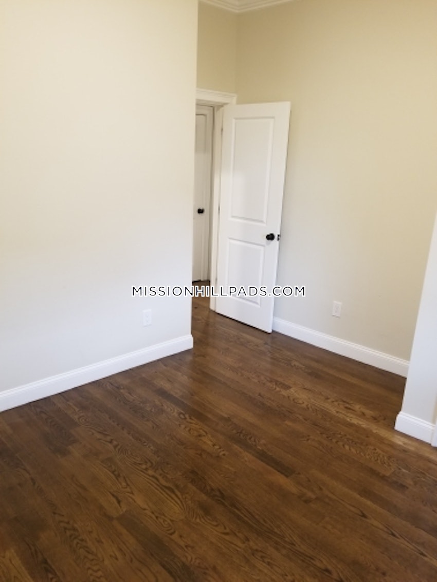 BOSTON - ROXBURY - 4 Beds, 1 Bath - Image 61