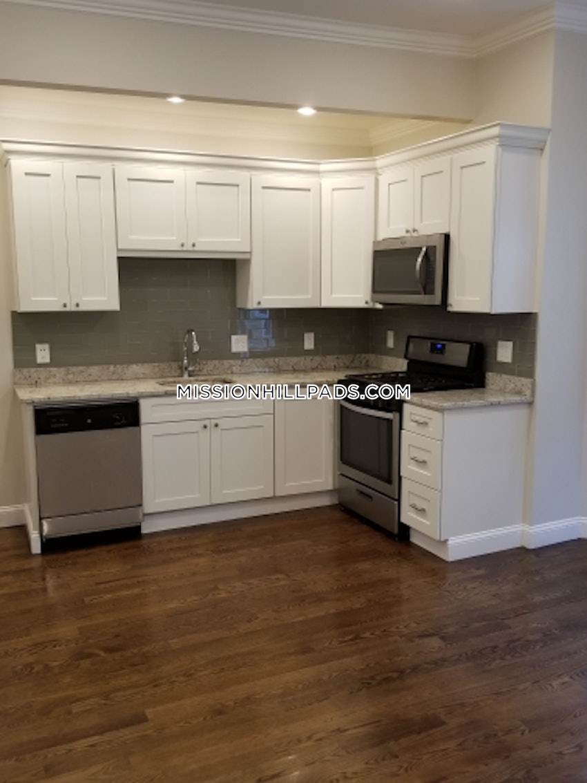 BOSTON - ROXBURY - 4 Beds, 1 Bath - Image 3