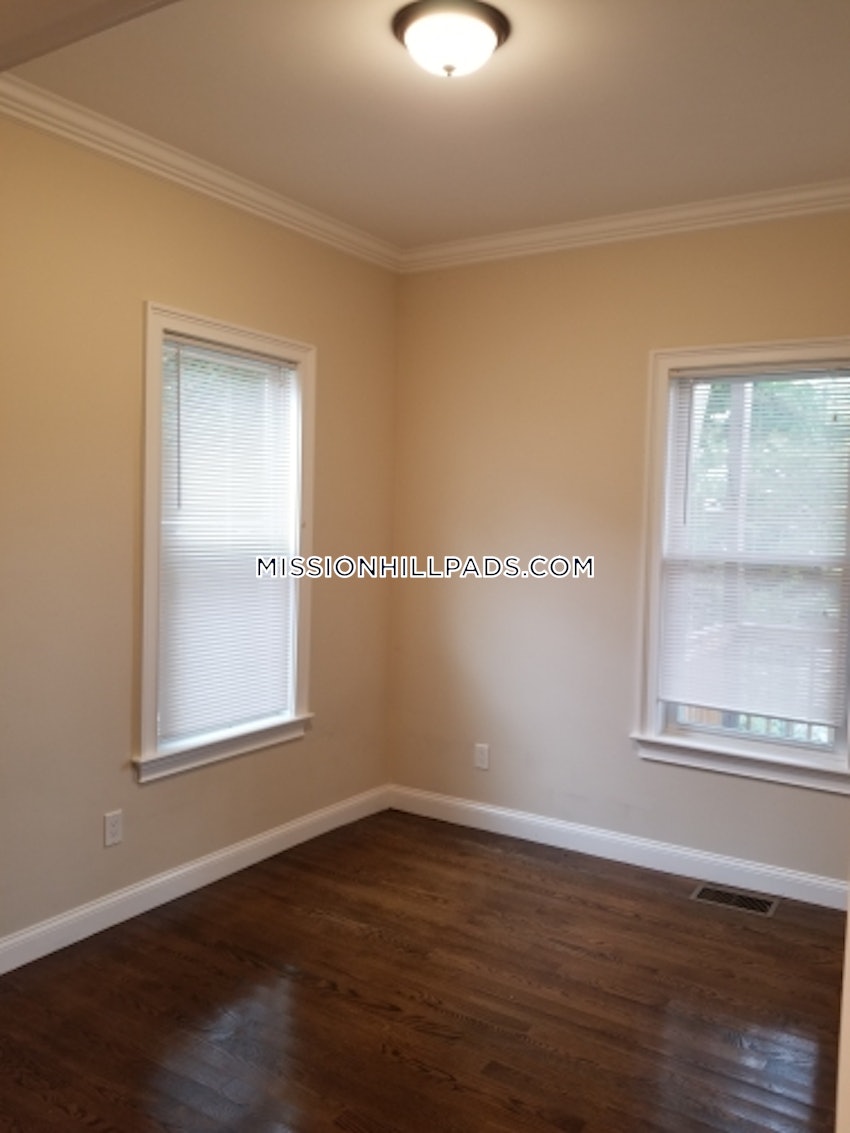 BOSTON - ROXBURY - 4 Beds, 1 Bath - Image 31