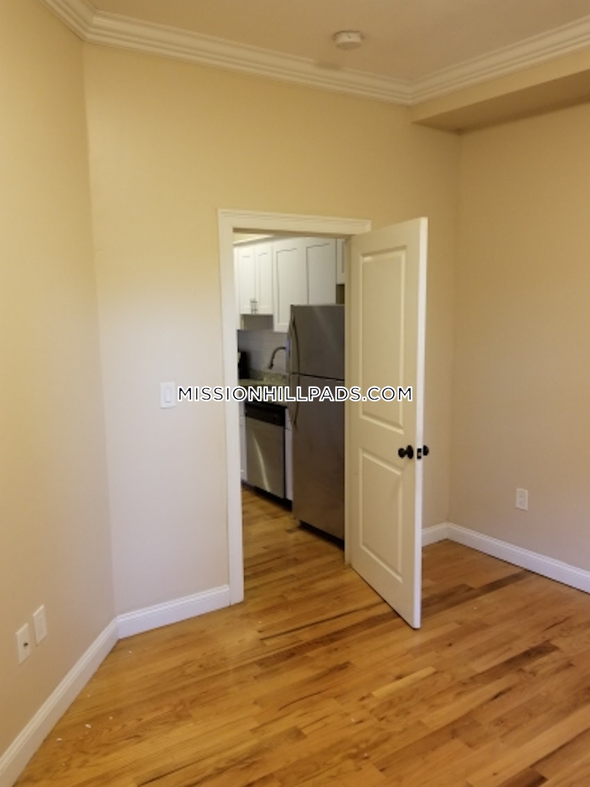 BOSTON - ROXBURY - 3 Beds, 1 Bath - Image 12