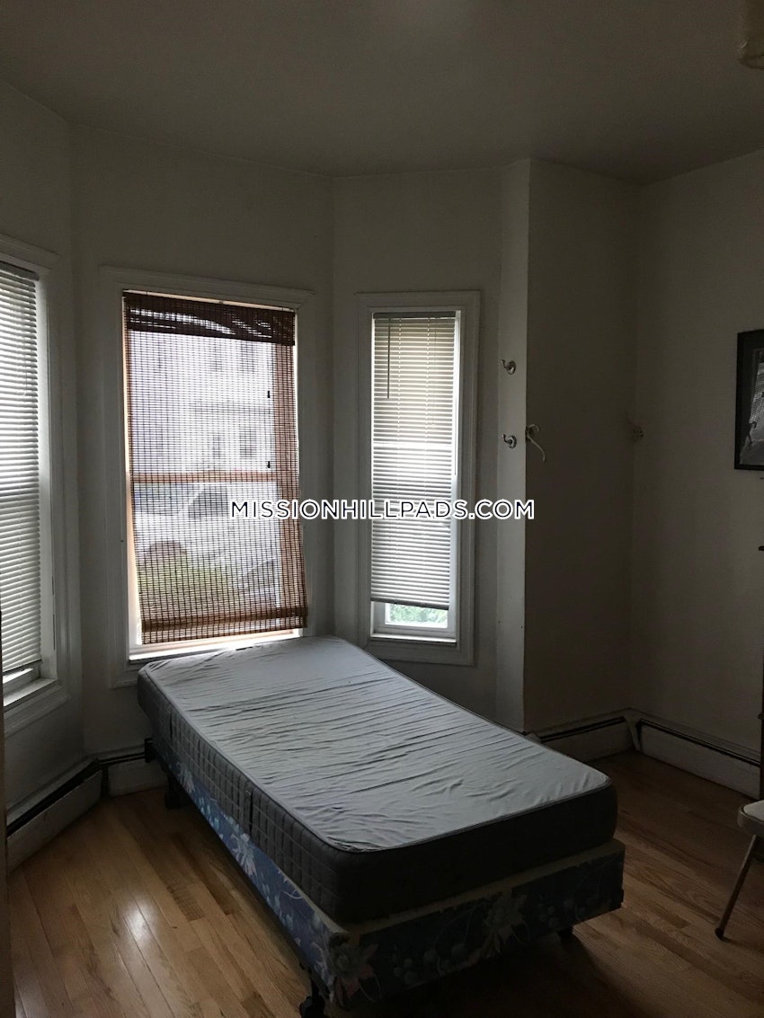 BOSTON - ROXBURY - 4 Beds, 1 Bath - Image 3