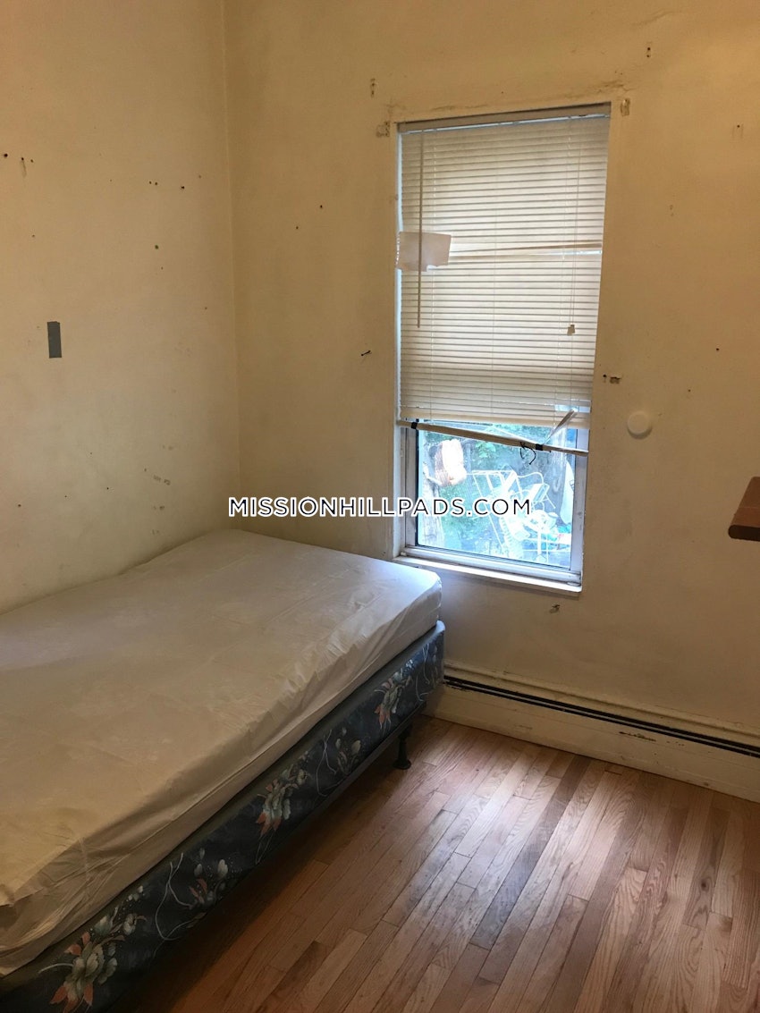 BOSTON - ROXBURY - 4 Beds, 1 Bath - Image 6