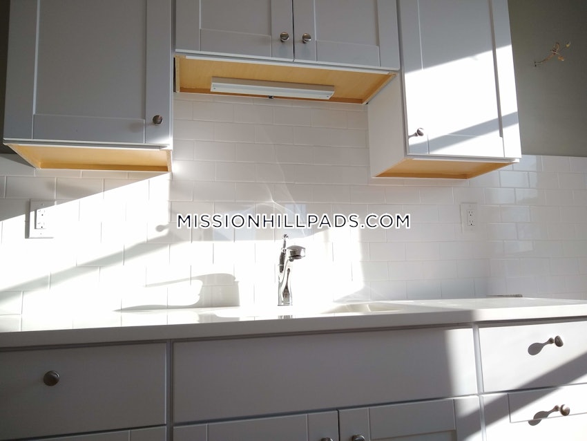 BOSTON - ROXBURY - 3 Beds, 1 Bath - Image 4