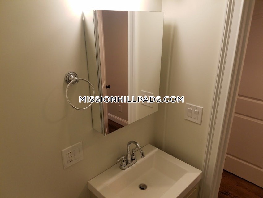 BOSTON - ROXBURY - 4 Beds, 1 Bath - Image 37