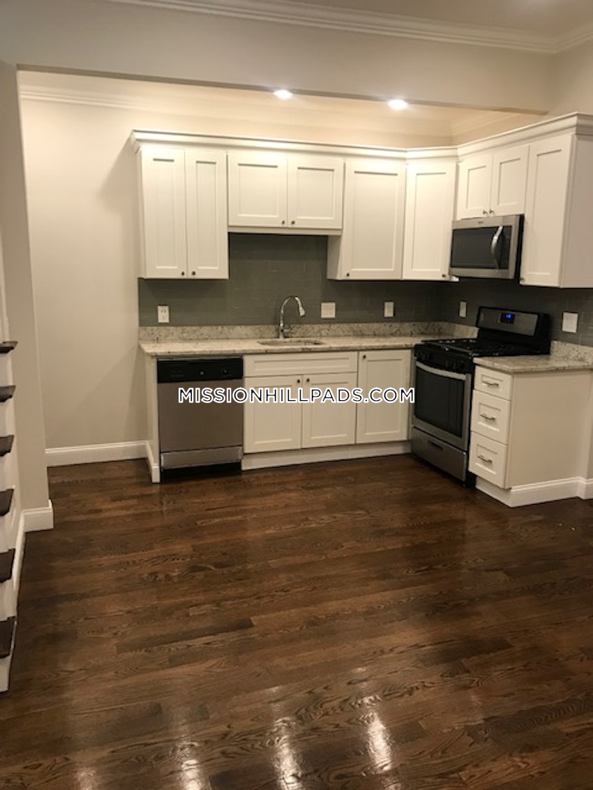 BOSTON - ROXBURY - 4 Beds, 1 Bath - Image 15