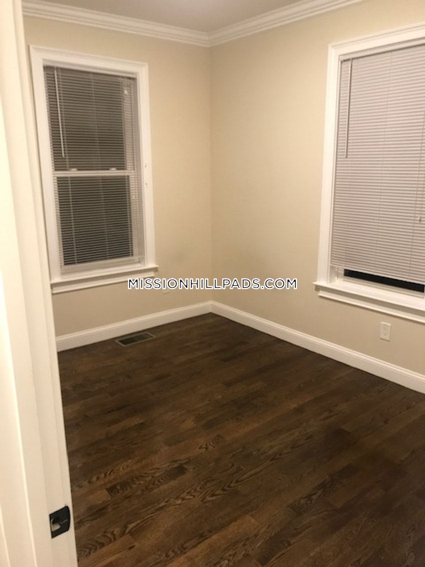 BOSTON - ROXBURY - 4 Beds, 1 Bath - Image 93