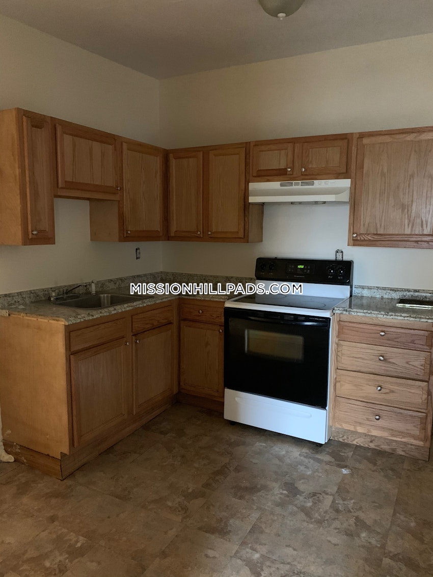 BOSTON - ROXBURY - 5 Beds, 1 Bath - Image 4