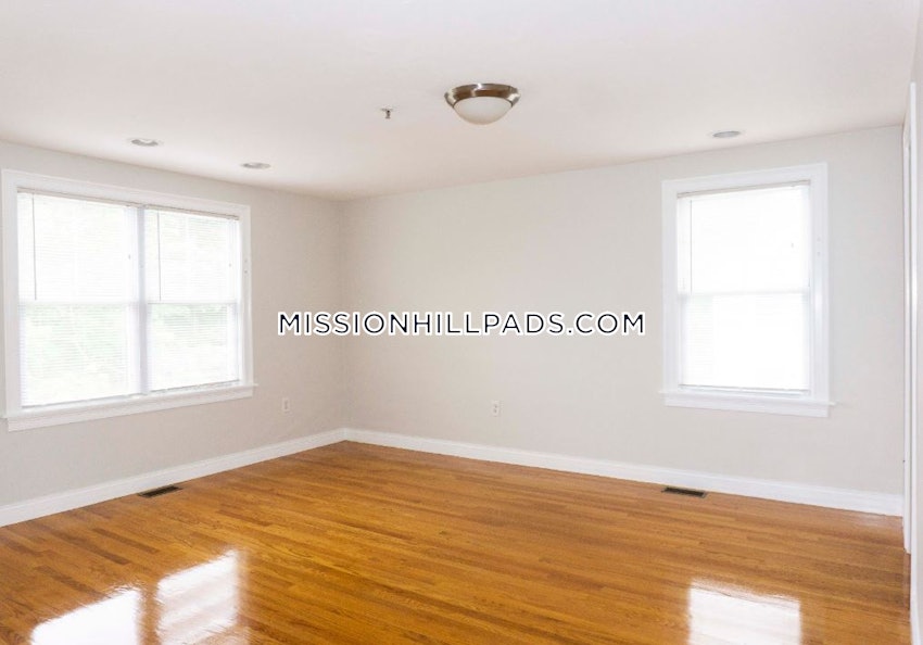 BOSTON - ROXBURY - 4 Beds, 2.5 Baths - Image 3