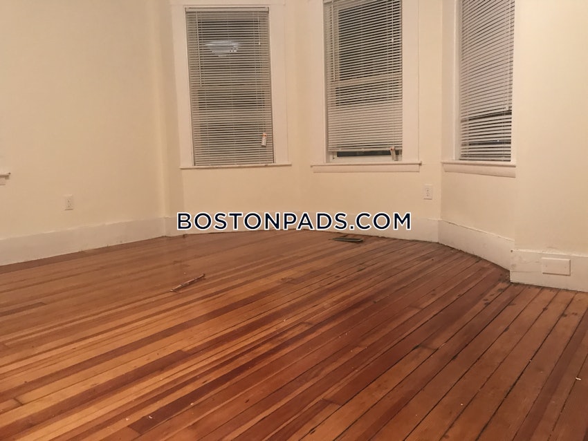 Waltham - 4 Beds, 2 Baths - Image 4