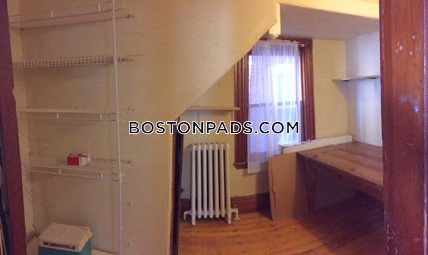 BOSTON - MISSION HILL - 3 Beds, 1 Bath - Image 11