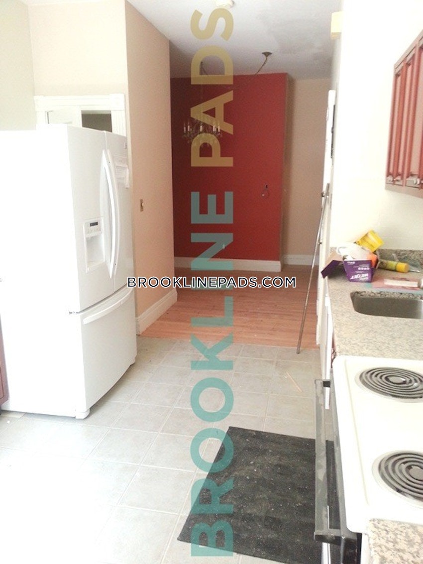 BROOKLINE- BOSTON UNIVERSITY - 4 Beds, 2 Baths - Image 10