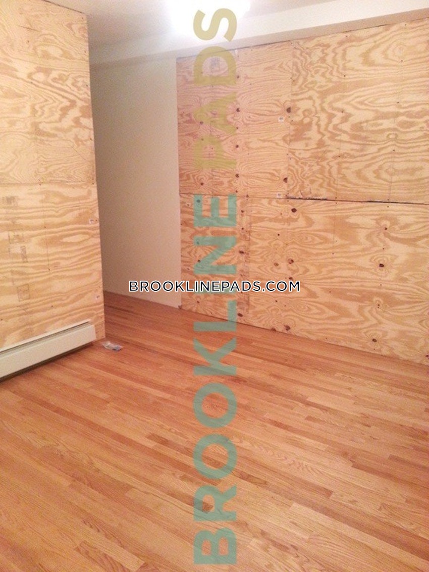 BROOKLINE- BOSTON UNIVERSITY - 4 Beds, 2 Baths - Image 42