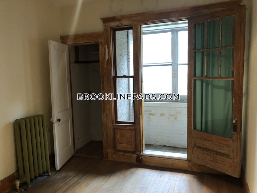 BROOKLINE- BOSTON UNIVERSITY - 4 Beds, 2 Baths - Image 7